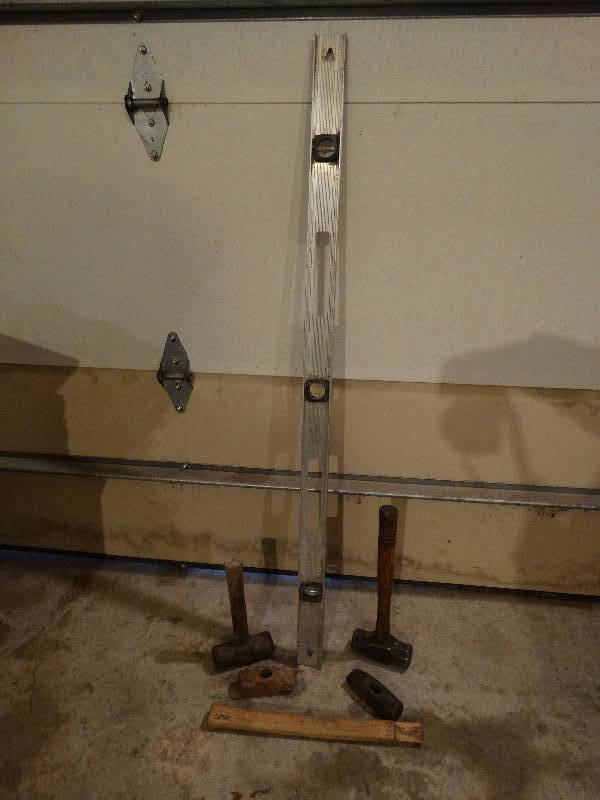 lot 836 image: Lot of hammers & a level
