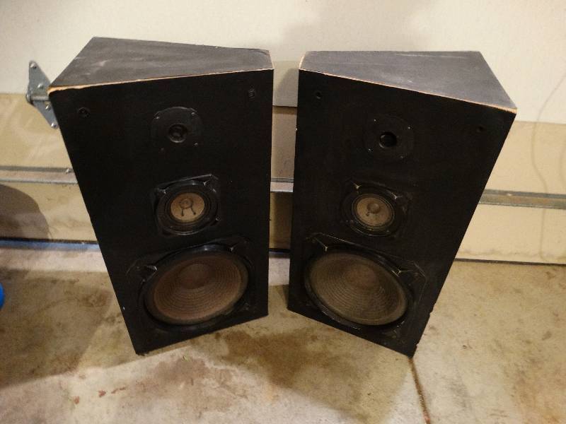 lot 848 image: Lot of 2 Marantz tower Speakers