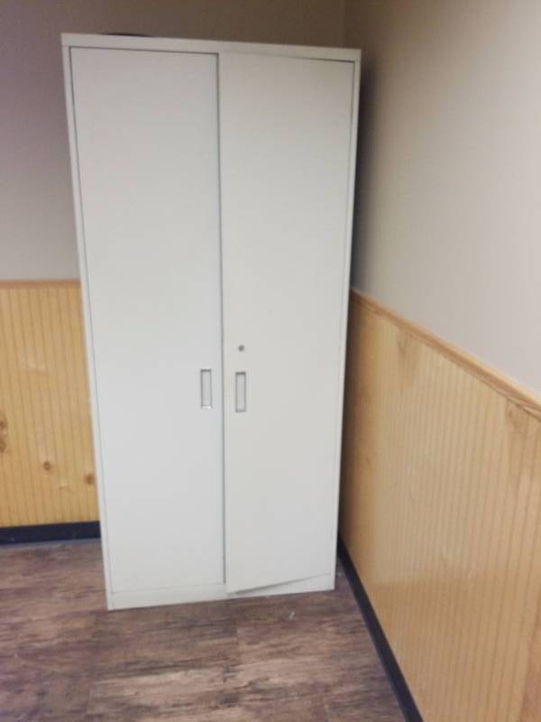lot 5611 image: Metal storage cabinet