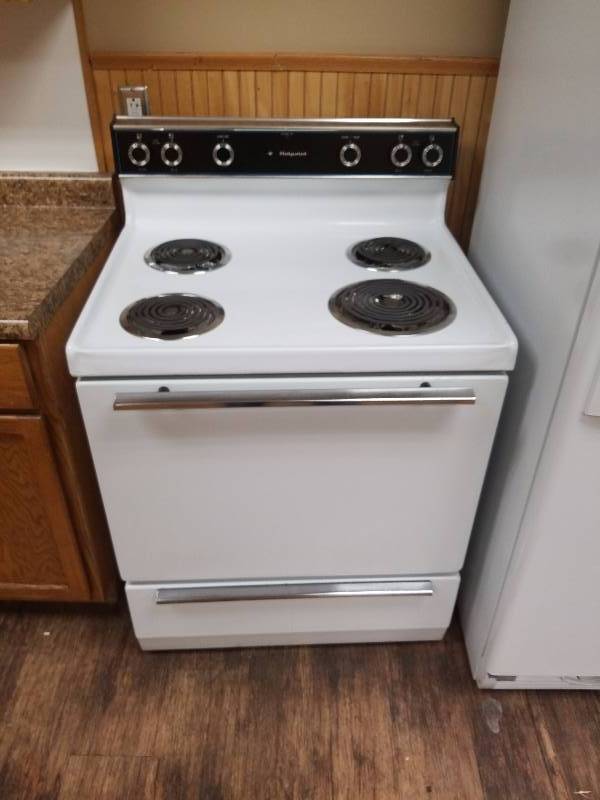 lot 5617 image: Hotpoint 4 burner electric stove