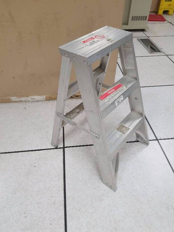 lot 5621 image: Aluminum step stool