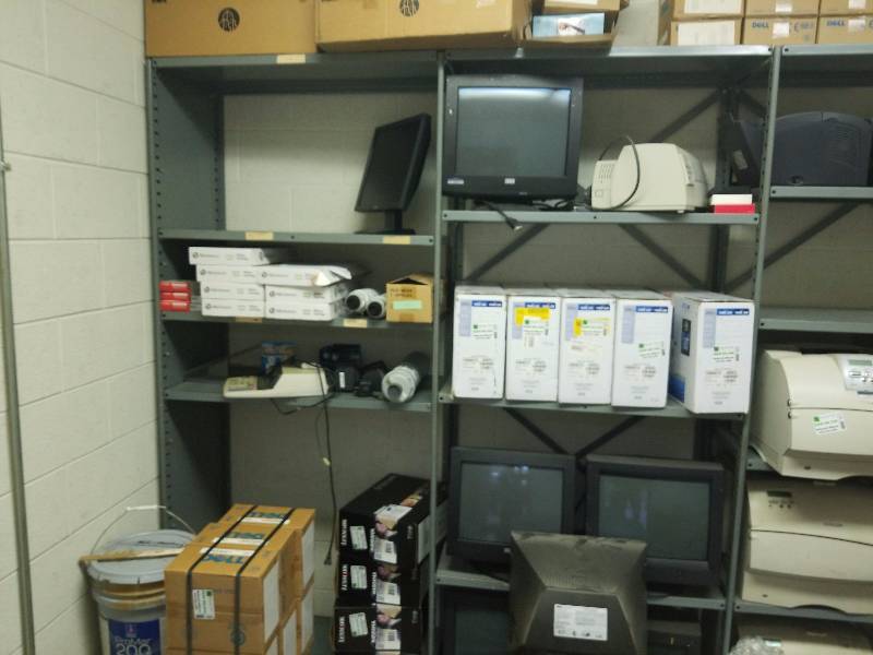 lot 5673 image: Lot of 5 metal shelves in IT storage Room