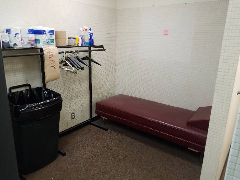 lot 5684 image: Bed, clothes rock, trash can