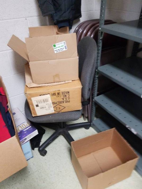 lot 5688 image: T shirt bags, 6 folding chairs, office chair