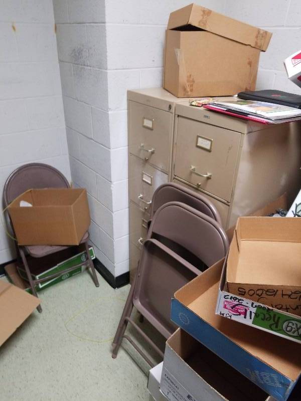 lot 5689 image: 2 file cabinets and 3 chairs