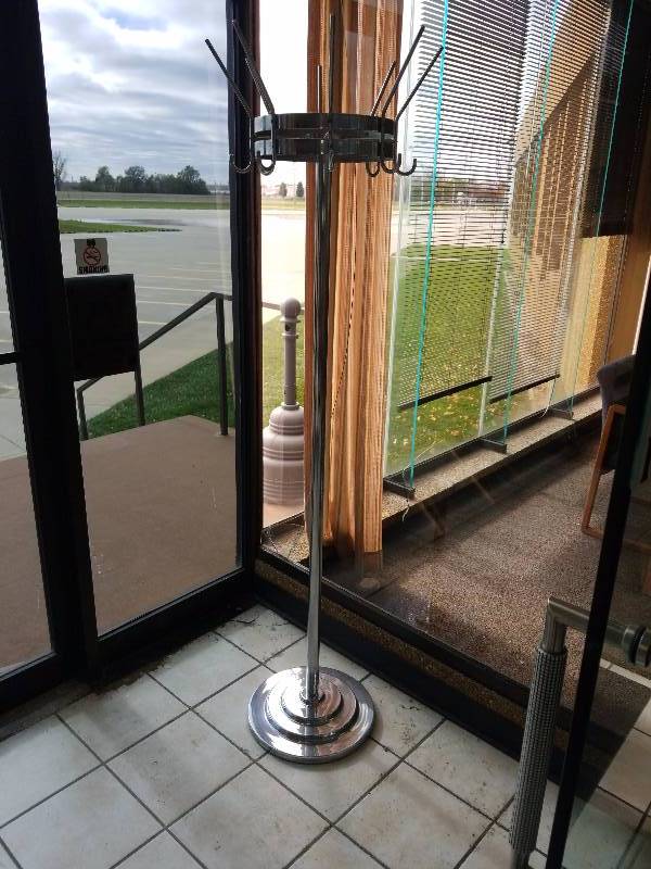 lot 5692 image: coat rack