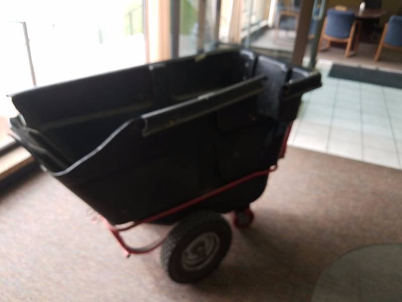 lot 5693 image: Rubbermaid trash cart