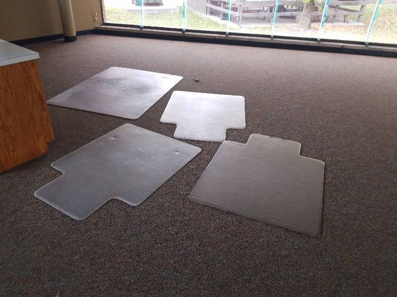 lot 5700 image: Lot of 4 chair mats