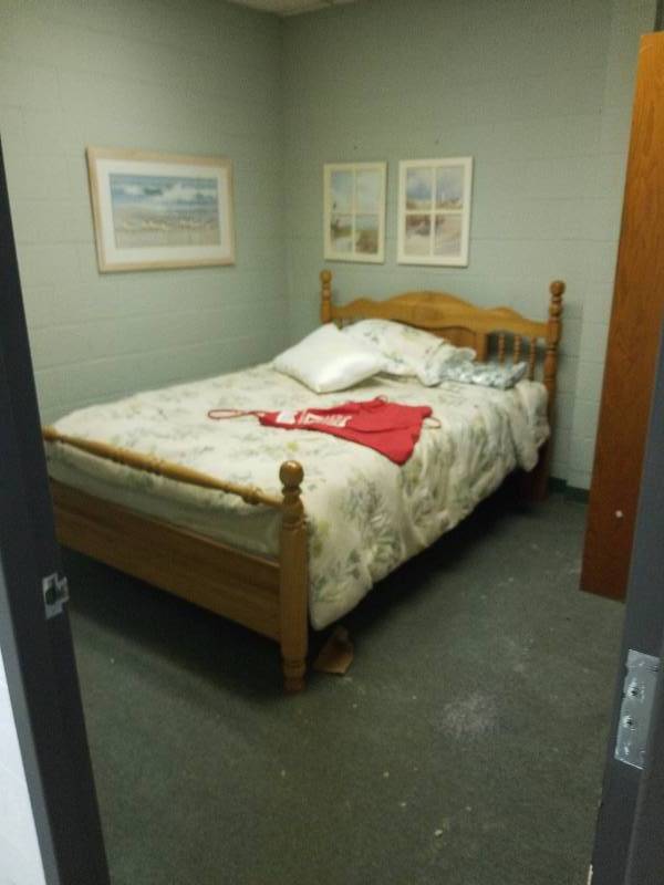 lot 5723 image: Room contents - bed and more