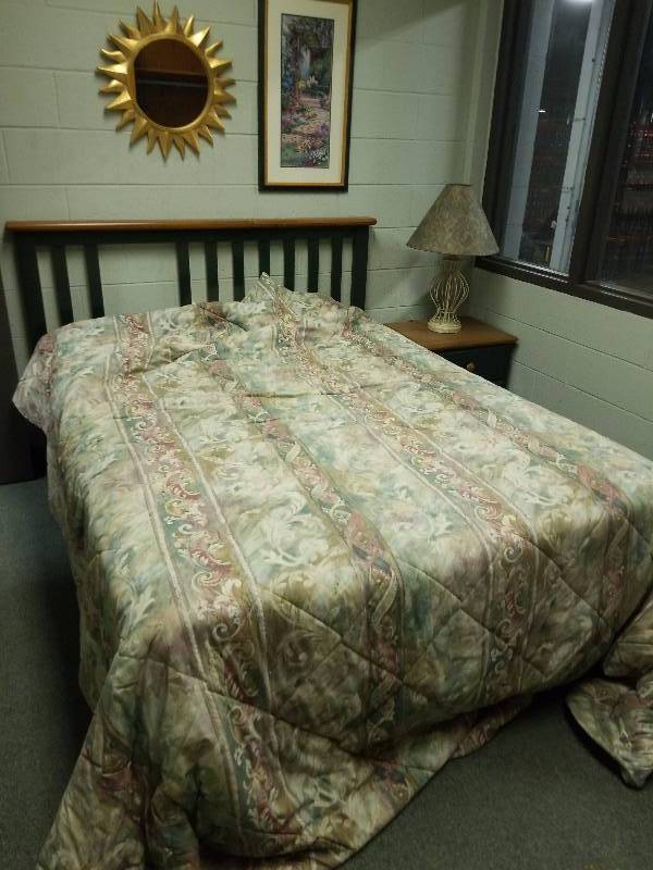 lot 5724 image: Room contents - bed and more