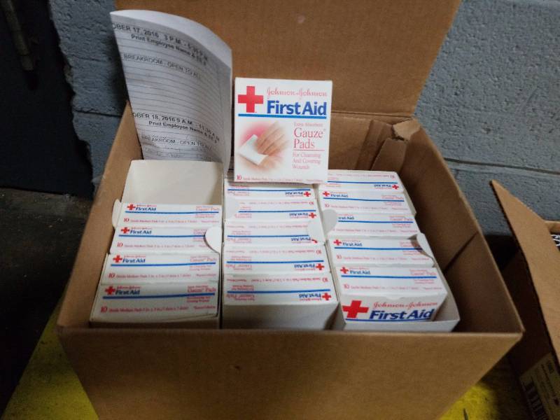 lot 5728 image: Approximately 550 new gauze pads