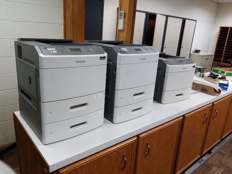 lot 5733 image: Lot of 3 lexmark laser printers