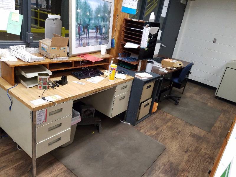 lot 5740 image: 2 desk, chair and contents