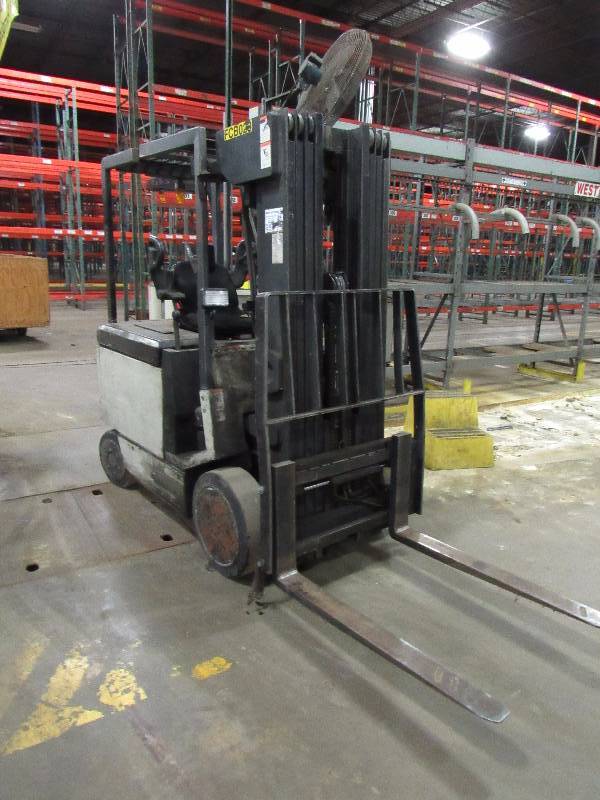 lot 1222 image: 1998 Crown Electric 4-Wheel Sit Down Forklift