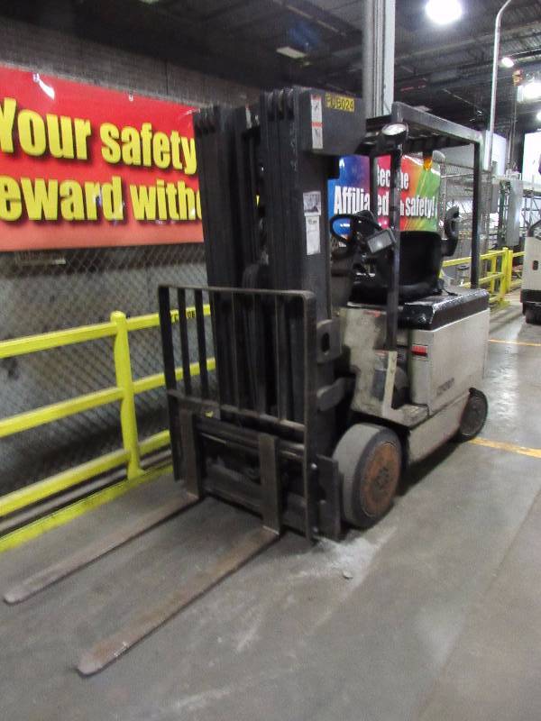 lot 1224 image: 1998 Crown Electric 4-Wheel Sit Down Forklift