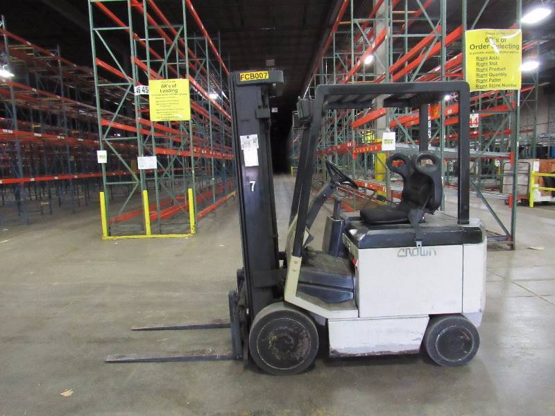 lot 1225 image: 2000 Crown Electric 4-Wheel Sit Down Forklift