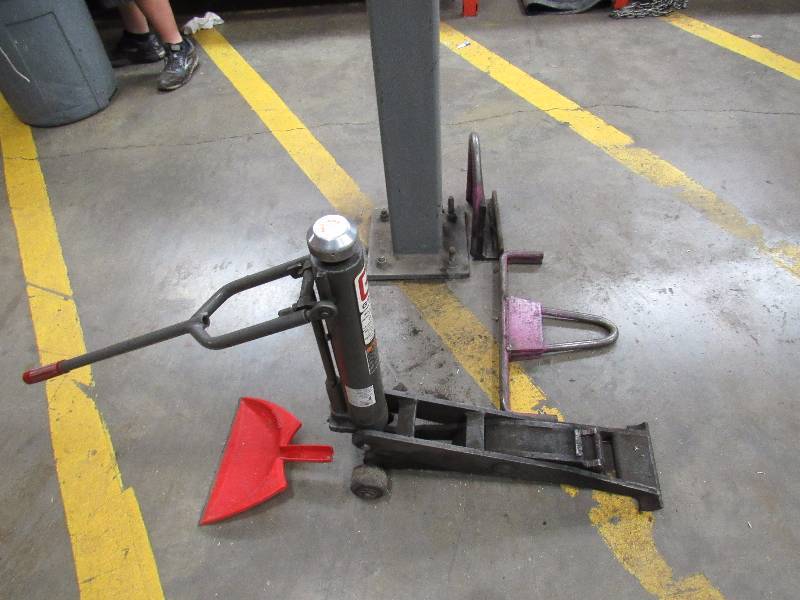 lot 1234 image: Gray 15400 Lb. Fork Lift Hydraulic Jack