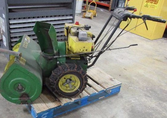 lot 1290 image: John Deere Snow Blower