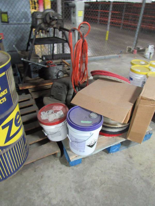 lot 1295 image: Pallet Of Floor Cleaning Equipment