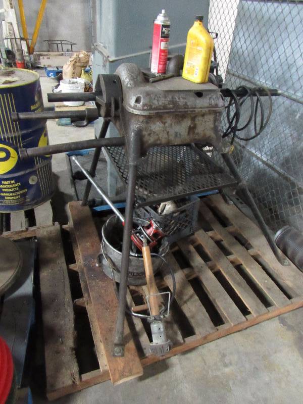 lot 1297 image: Ridgid Pipe Threader On Stand With Equipment