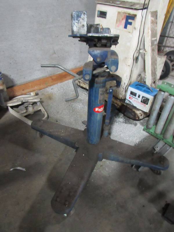 lot 1299 image: Rotary 1000 Lb. Transmission Jack