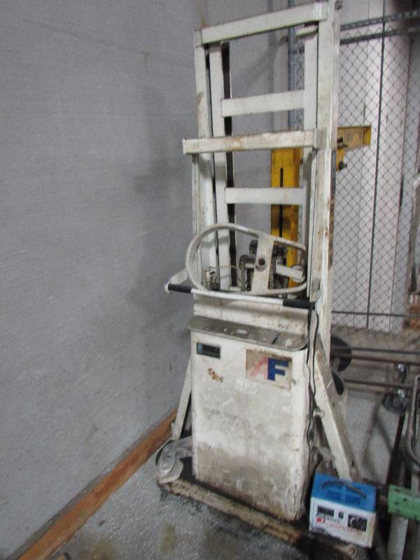 lot 1300 image: Crown 2000 Lb. Capacity Electric Lift