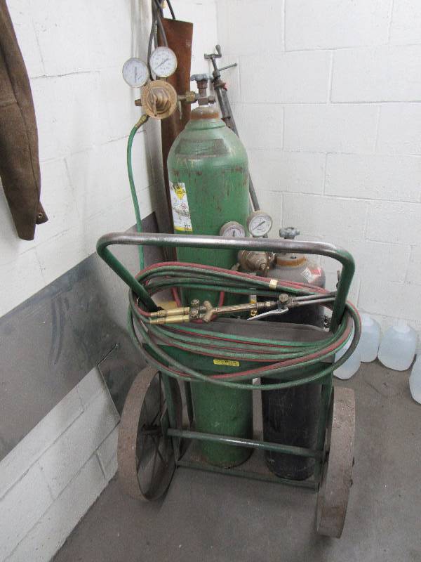 lot 1304 image: Oxy Acetylene Torch Set On Cart
