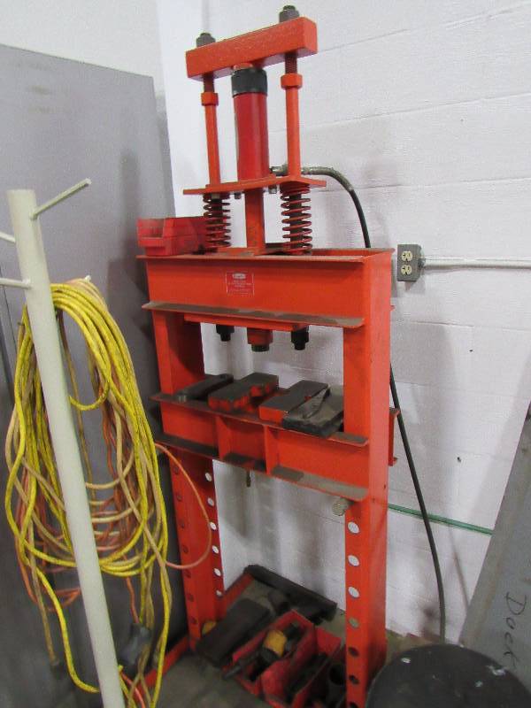 lot 1311 image: Dayton 25 Ton Shop Press