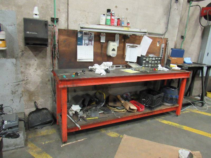 lot 1319 image: Steel Top Work Bench