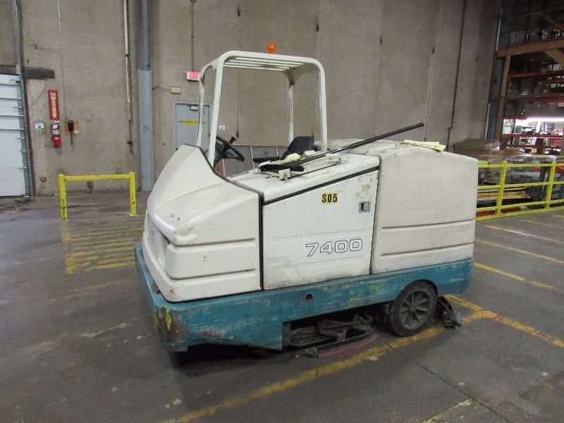 lot 1328 image: Tennant LP Gas Powered Cylindrical Floor Scrubber