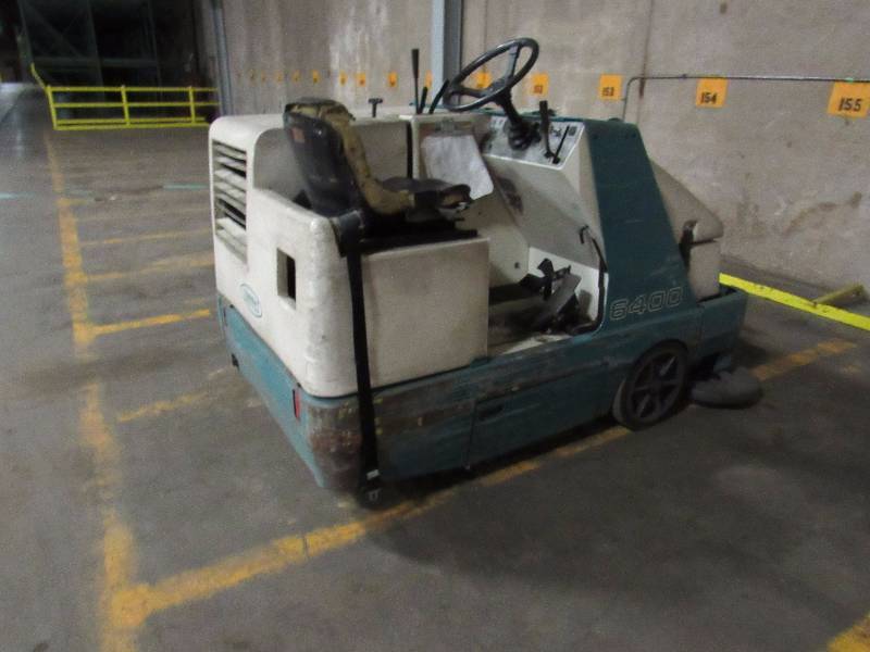 lot 1329 image: Tennant LP Gas Powered Rider Sweeper