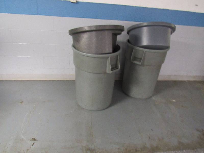 lot 1335 image: Lot Of (3) 45 Gallon Trash Cans