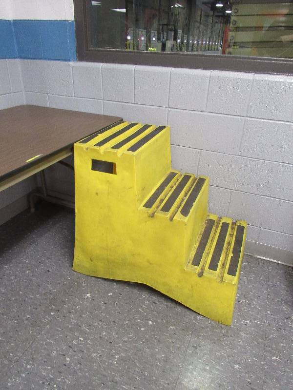 lot 1337 image: 3 Step Composite Step Stool