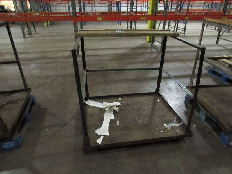 lot 5761 image: Metal Pallet Sized Man Basket