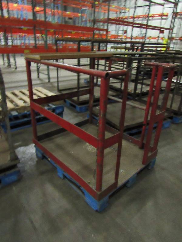 lot 5763 image: Metal Pallet Sized Man Basket