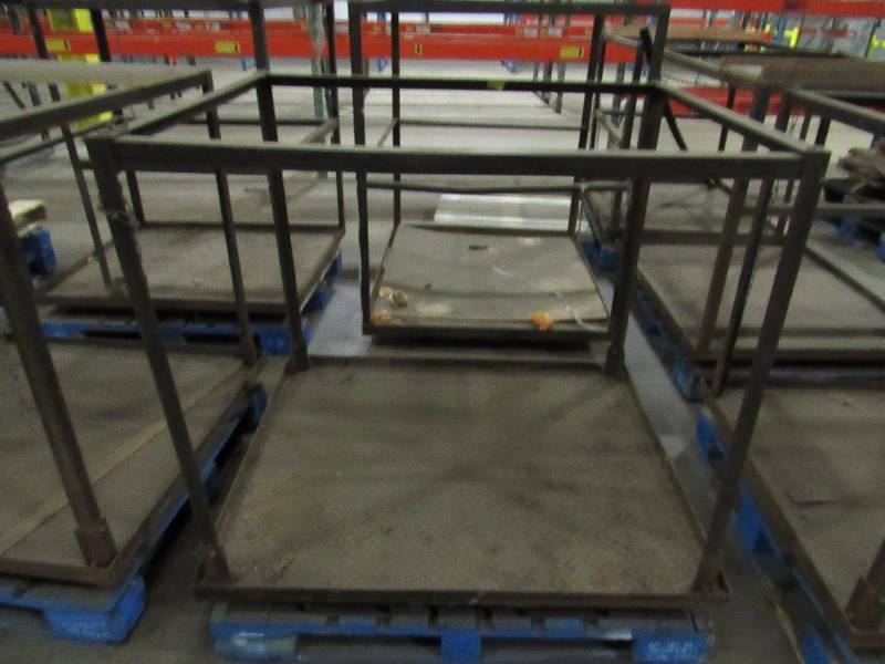 lot 5765 image: Metal Pallet Sized Man Basket