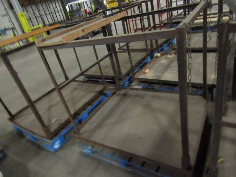 lot 5767 image: Metal Pallet Sized Man Basket