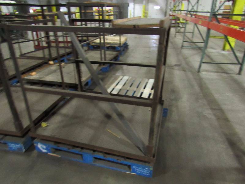 lot 5768 image: Metal Pallet Sized Man Basket