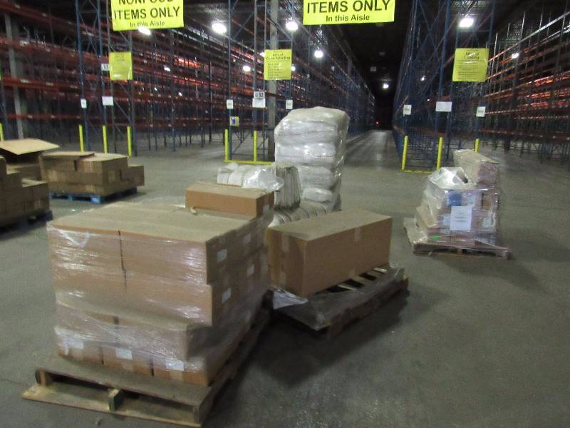 lot 5788 image: Lot Of Plastic Packaging Materials