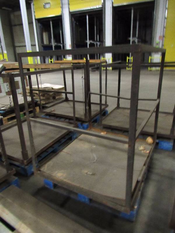 lot 5770 image: Metal Pallet Sized Man Basket