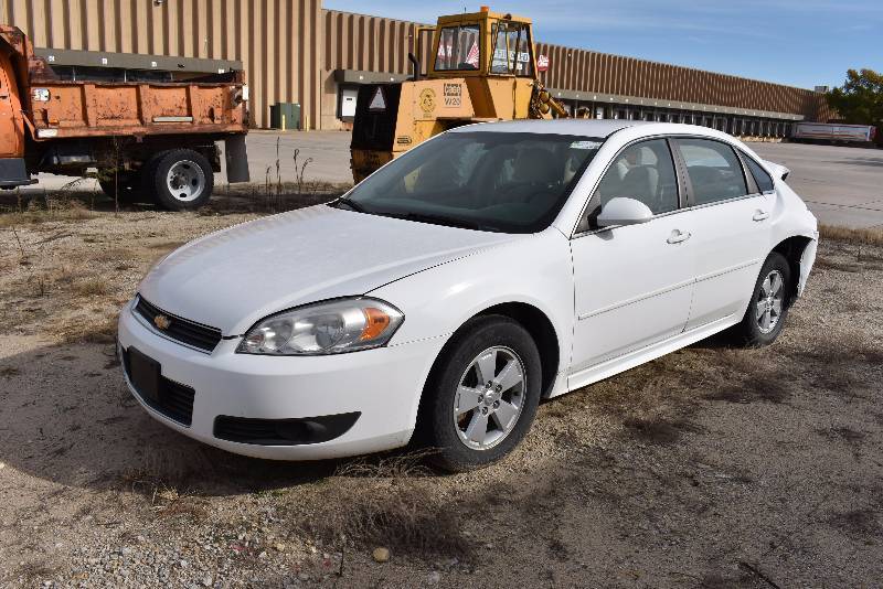 lot 1185 image: Wrecked 2010 Impala Sedan