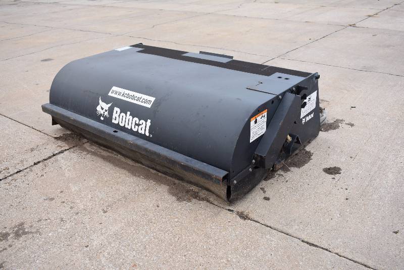 lot 1187 image: 2007 Bobcat 72Inch Wide Sweeper Attachment