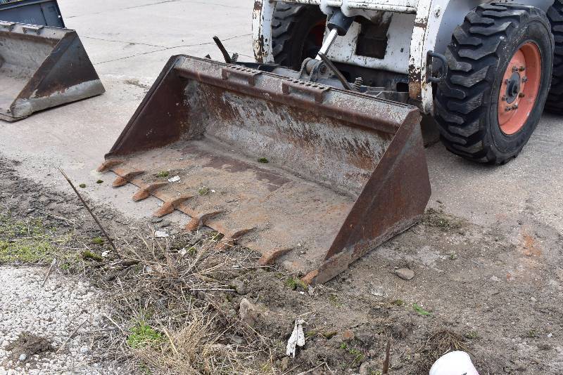 lot 1189 image: 60 Inch Wide Melroe Brand Tooth Bucket