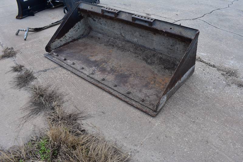 lot 1189A image: 61 Inch Wide Melroe Brand Smooth Bucket