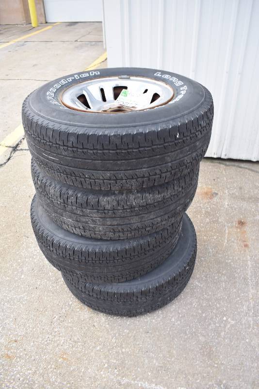 lot 1201 image: Set Of (4) 1990s Ford ExplorerRanger Tires And Wheels