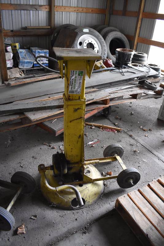 lot 1205 image: (2) Semi Trailer Support Stands
