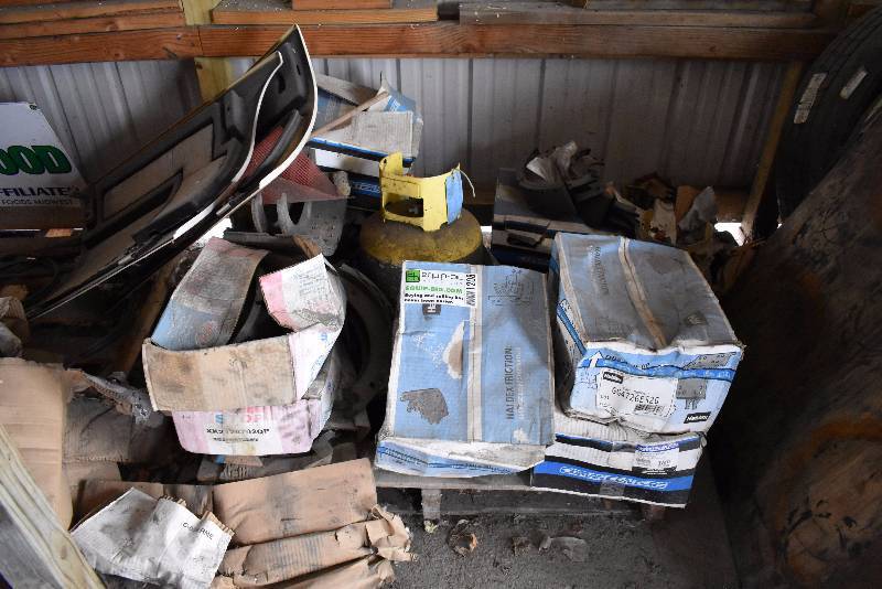 lot 1208 image: Pallet Lot Of Various Semi Brake Parts