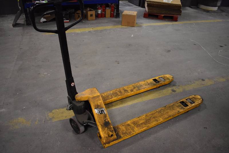 lot 1363 image: 5000lb Capacity Pallet Jack