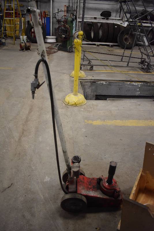 lot 1366 image: Air Over Hydraulic Semi Jack
