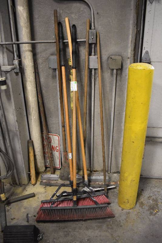 lot 1375 image: Lot Of Floor Cleaning Hand Tools